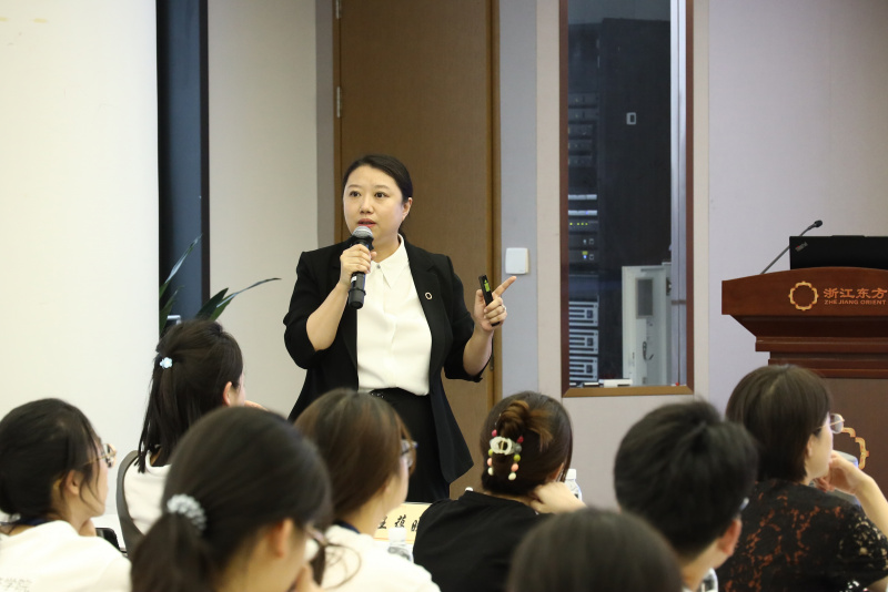 浙江大學(xué)經(jīng)濟(jì)學(xué)院、國(guó)際聯(lián)合商學(xué)院全國(guó)優(yōu)秀大學(xué)生夏令營(yíng)到浙江東方參訪 何欣.jpg