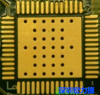 這是最不好的通孔設(shè)計(jì)，貫穿通孔直接擺放于QFN的接地散熱墊上，制造上無(wú)法確保其錫量，也就無(wú)法確保焊接良好。
