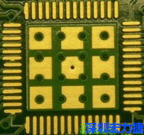 這個(gè)通孔的設(shè)計(jì)勉強(qiáng)可以接受，只剩下正中間一個(gè)通孔沒有塞孔，而且孔徑也變小了。