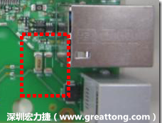 有人認為電容旁邊已經有螺絲將電路板固定于機殼上了，不應該發(fā)生電路板彎曲的現象才對。