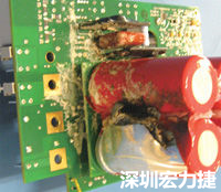 元件選擇不當導致大量電流或電壓流經電路，將會發生像這個燒融電容器的損壞情形。
