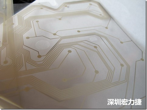 下面第二個圖則是另一片也有著按鍵線路的PTF，當上、下兩面PTF的按鍵結點互相接觸后就可以計算出是哪個按鍵被按下了?？墒钱敯存I沒有按下時，上下兩片PTF的線路則是分開的，所以上圖那片PTF的線路上面其實還另外覆蓋了另一層透明的PET作為絕緣層，只露出了需要在鍵盤按下時才會碰觸的接觸點，因為這些材質使用的都是Polymer，所以才撐這樣的技術為Polydome(聚合簧片)。