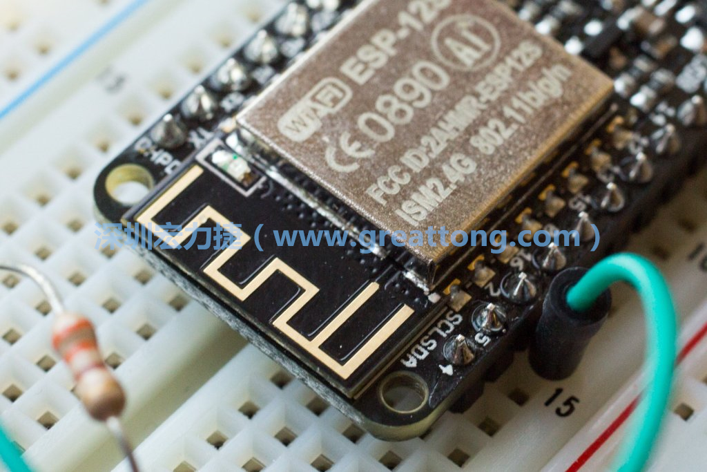 Adafruit Feather板上的無線電天線。
